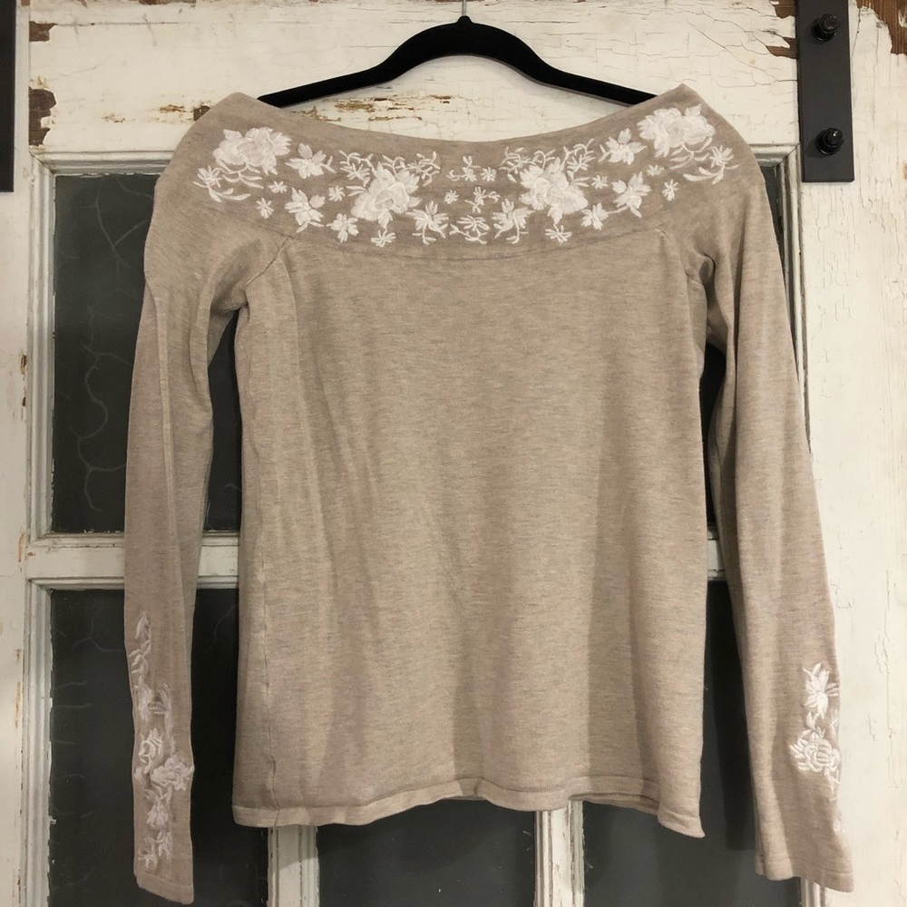 Embroidered off the shoulder long sleeve Top - Picture 2 of 5
